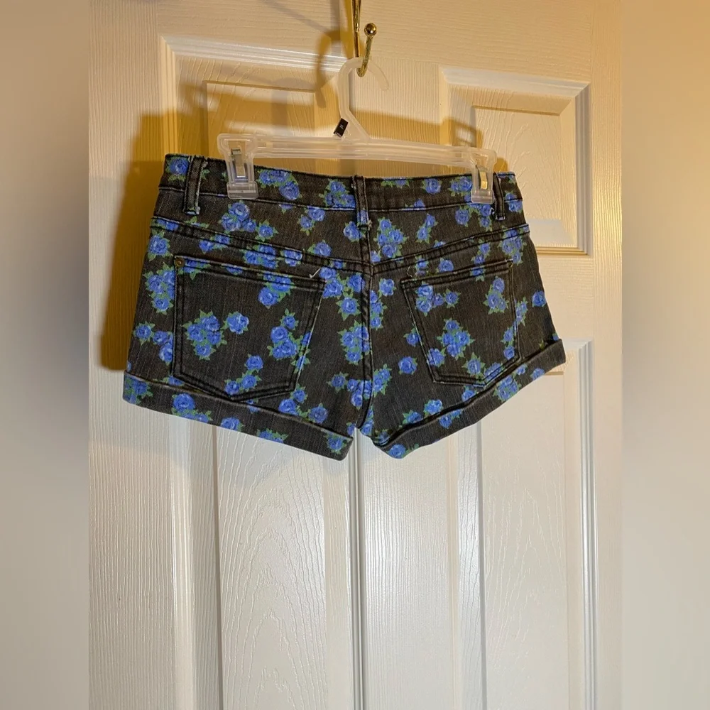 Forever 21 Women 27 Blue Flowers Floral Denim Black Short Shorts Low-Rise Cuffed - Picture 3 of 7